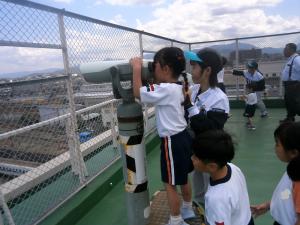 望遠鏡で新幹線を見る画像