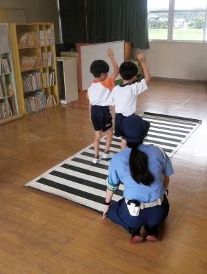 横断歩道を渡る練習をする画像