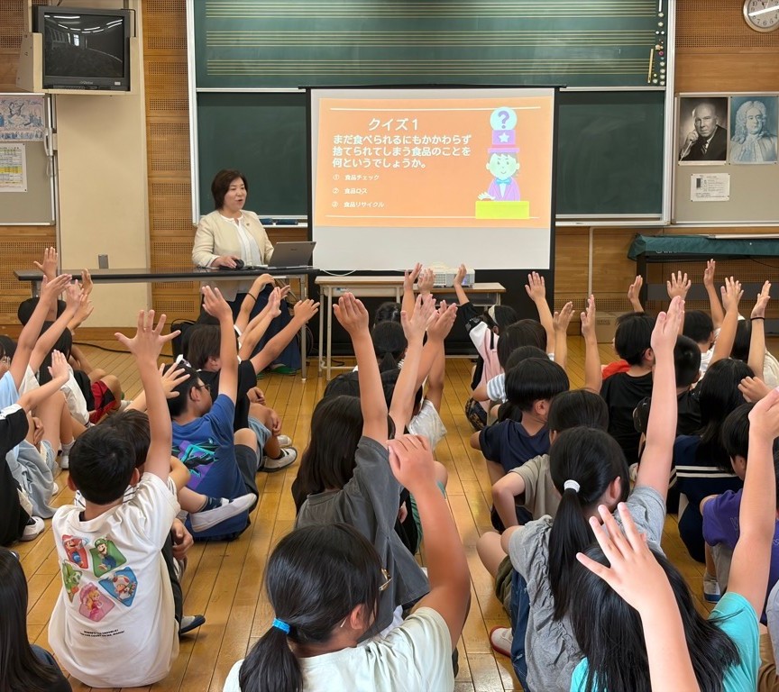 岩戸北小学校での講座中、生徒たちが積極的に参加している様子
