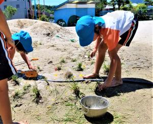 田植えの真似をする画像