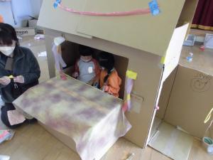 段ボールの中で遊ぶ画像