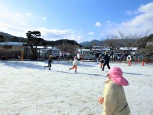 雪遊びをする画像