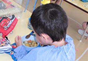年少児がカレーを食べる画像