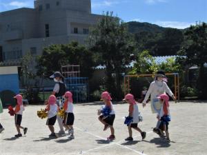 年中児が踊る画像