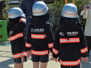 消防服を着る画像