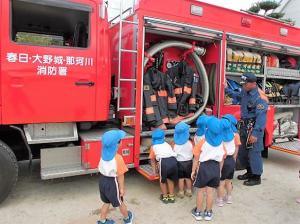 消防車を見学する画像