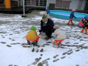 雪だるまをつくる画像