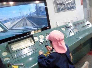 新幹線の運転シュミレーターを動かす画像