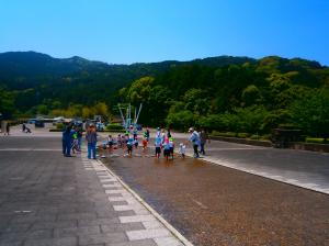 水場で遊ぶ画像